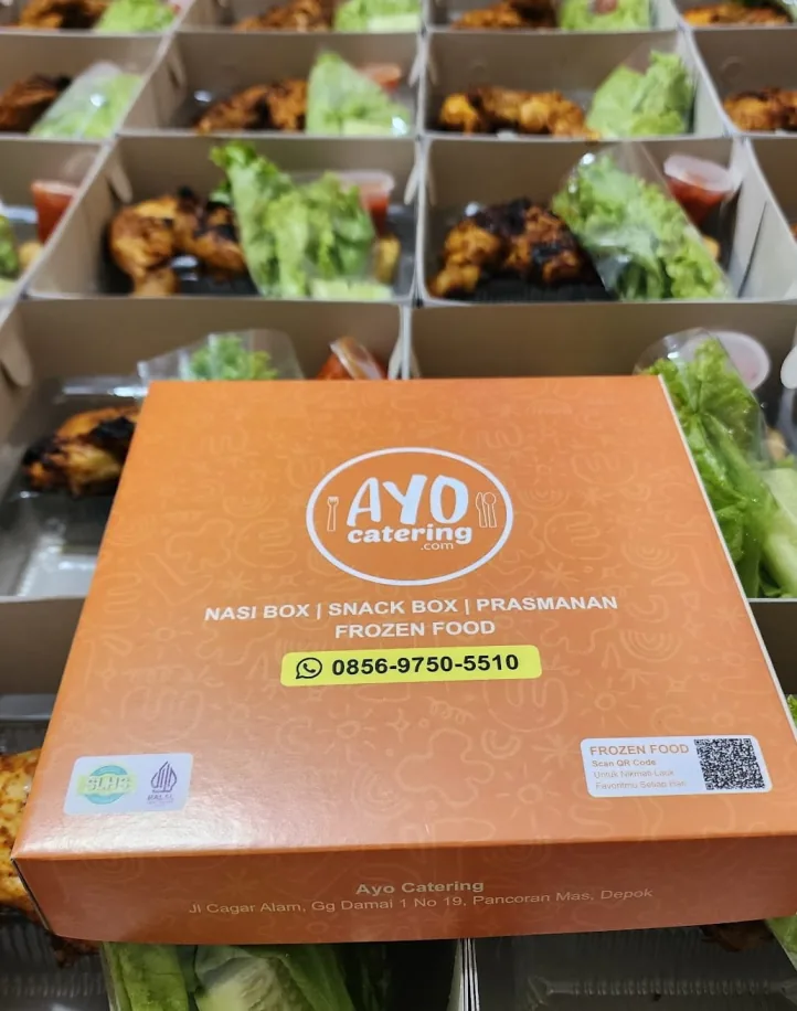 Tim Ayo Catering menyiapkan prasmanan