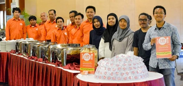Tim Ayo Catering saat menyiapkan prasmanan
