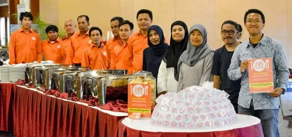 Tim Ayo Catering saat menyiapkan prasmanan